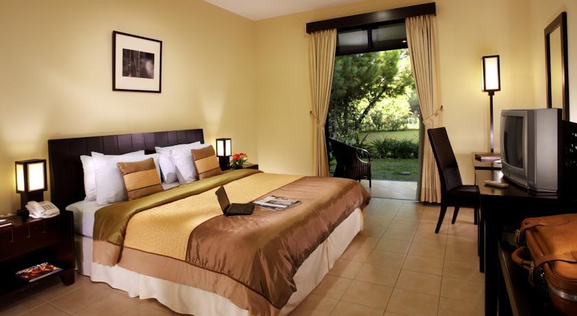 Puteri Gunung Hotel Lembang Esterno foto