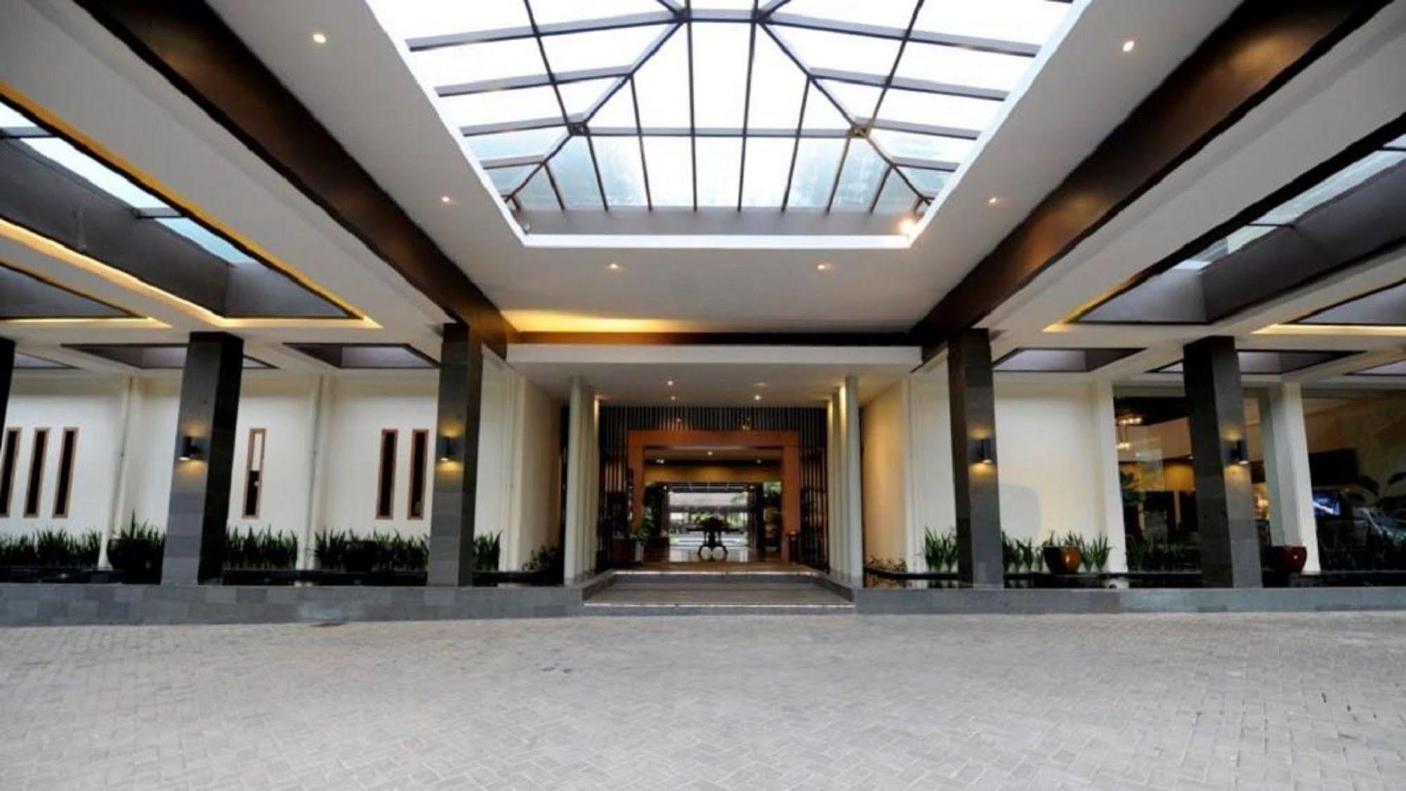 Puteri Gunung Hotel Lembang Esterno foto