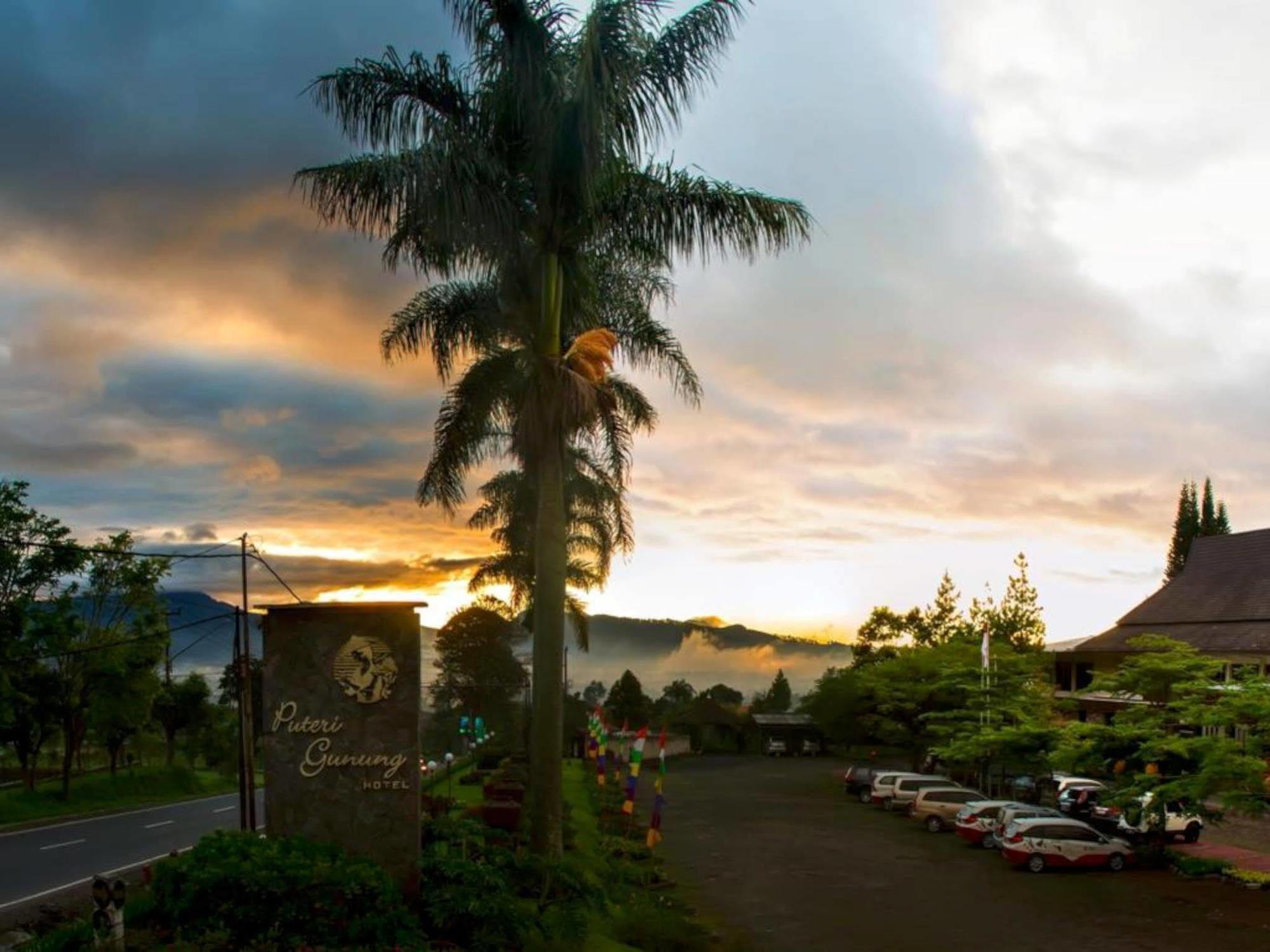 Puteri Gunung Hotel Lembang Esterno foto